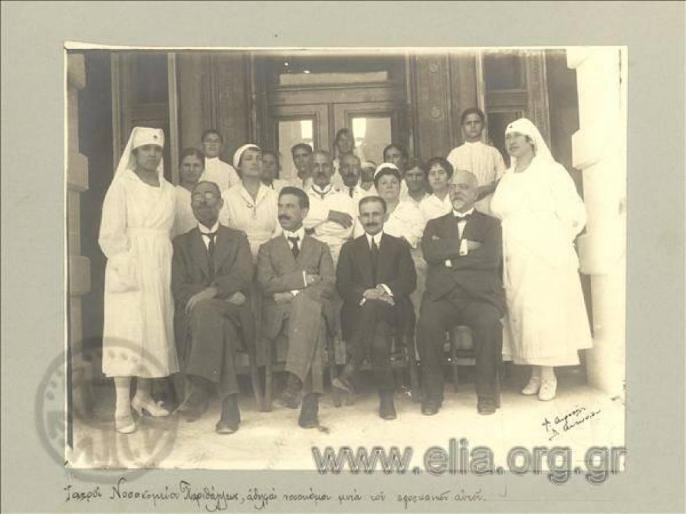 162. Ιατροί Νοσοκομείου Περιθάλψεως, αδελφαι νοσοκομαια μετά του προσωπικού αυτού - αρχείο elia.org.gr